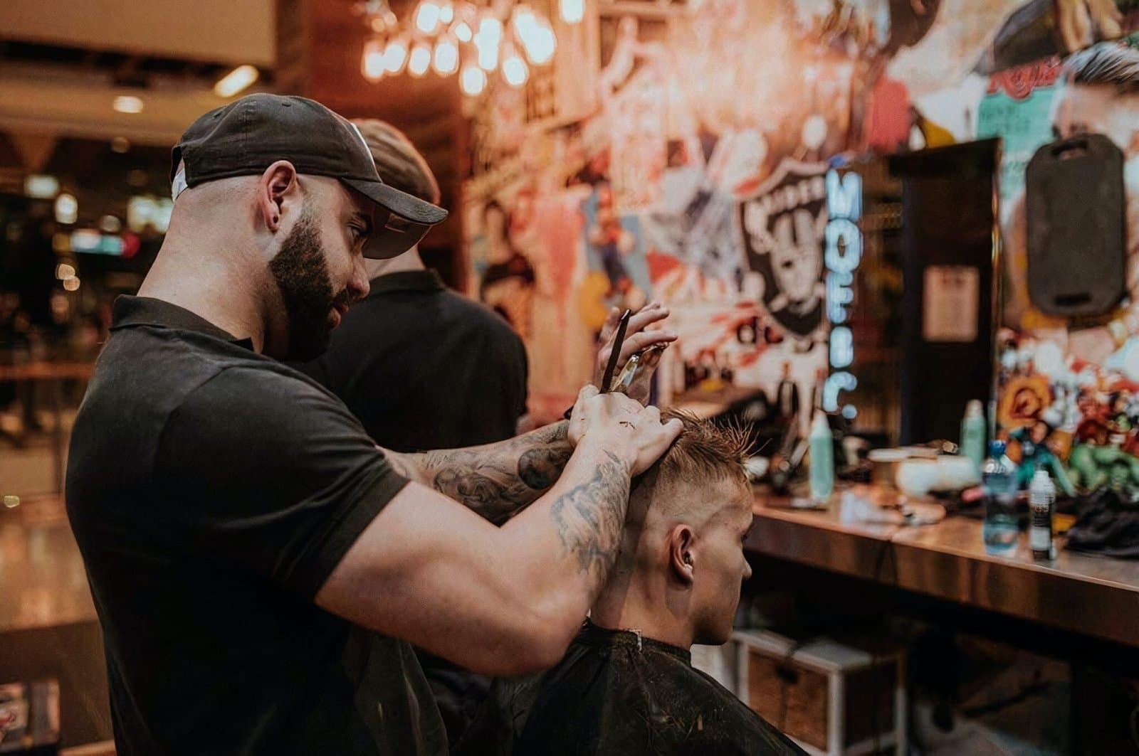 Barbero trabajando un corte en una barbería moderna